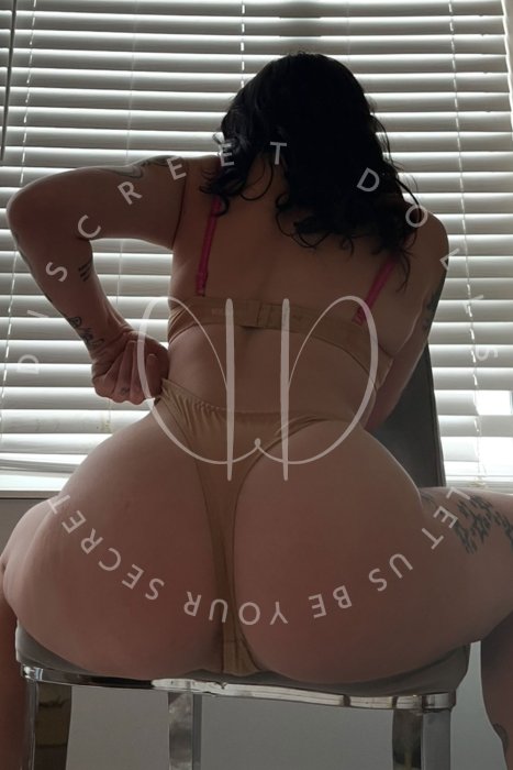 HOT-MOLLYB-ESCORT-CANADIAN-OAK.jpg
