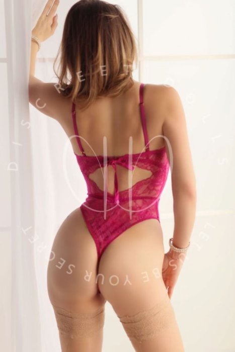 SCARLET-ESCORT-MILF-MISSISSAUGA.jpg